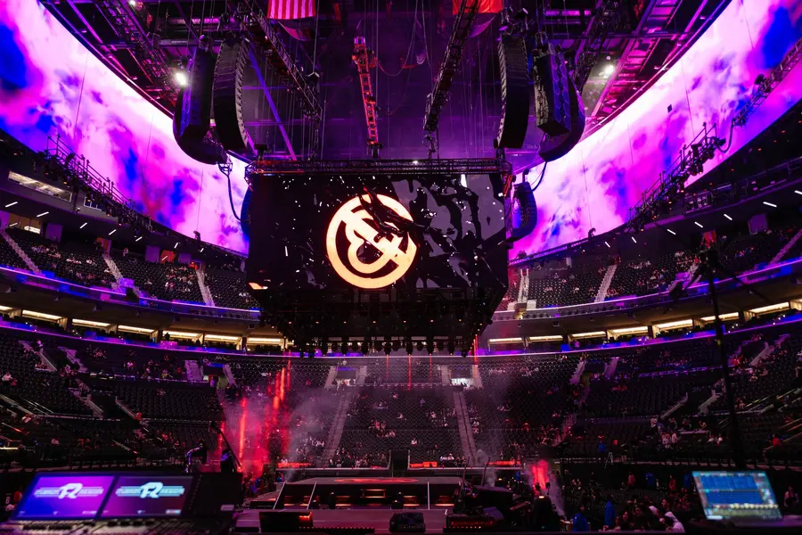 Pero No Te Enamores heart on the Intuit Dome screen